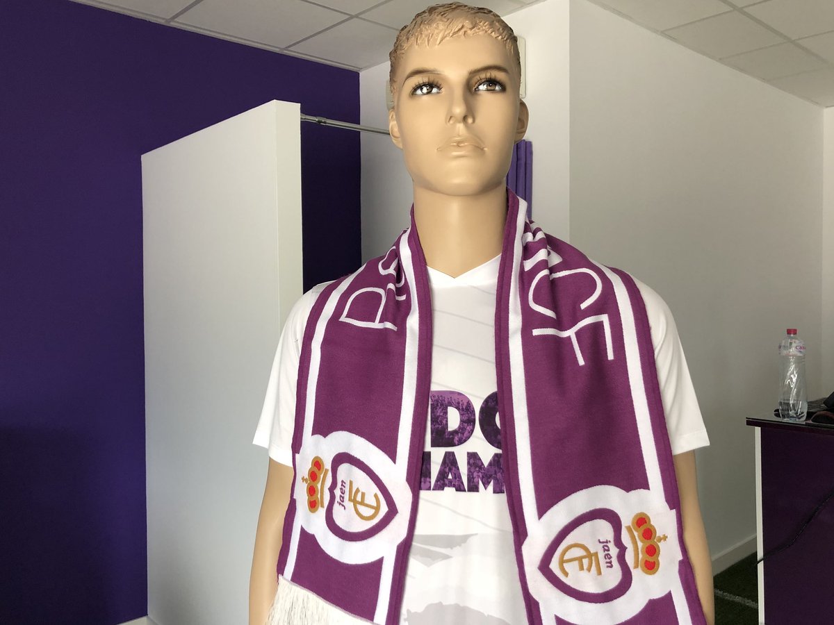 RealJaenCF's tweet photo. ¡Ya están aquí! Os presentamos las nuevas bufandas del @RealJaenCF. Disponibles desde mañana en la Tienda Oficial del Nuevo La Victoria por 12€.
Pero antes... ¿Qué os parece si sorteamos una? RT y comenta con el hashtag #JaénNuncaSeRinde. Mañana a las 14:00h. damos el ganador/a. https://t.co/lYZUjye0yp
