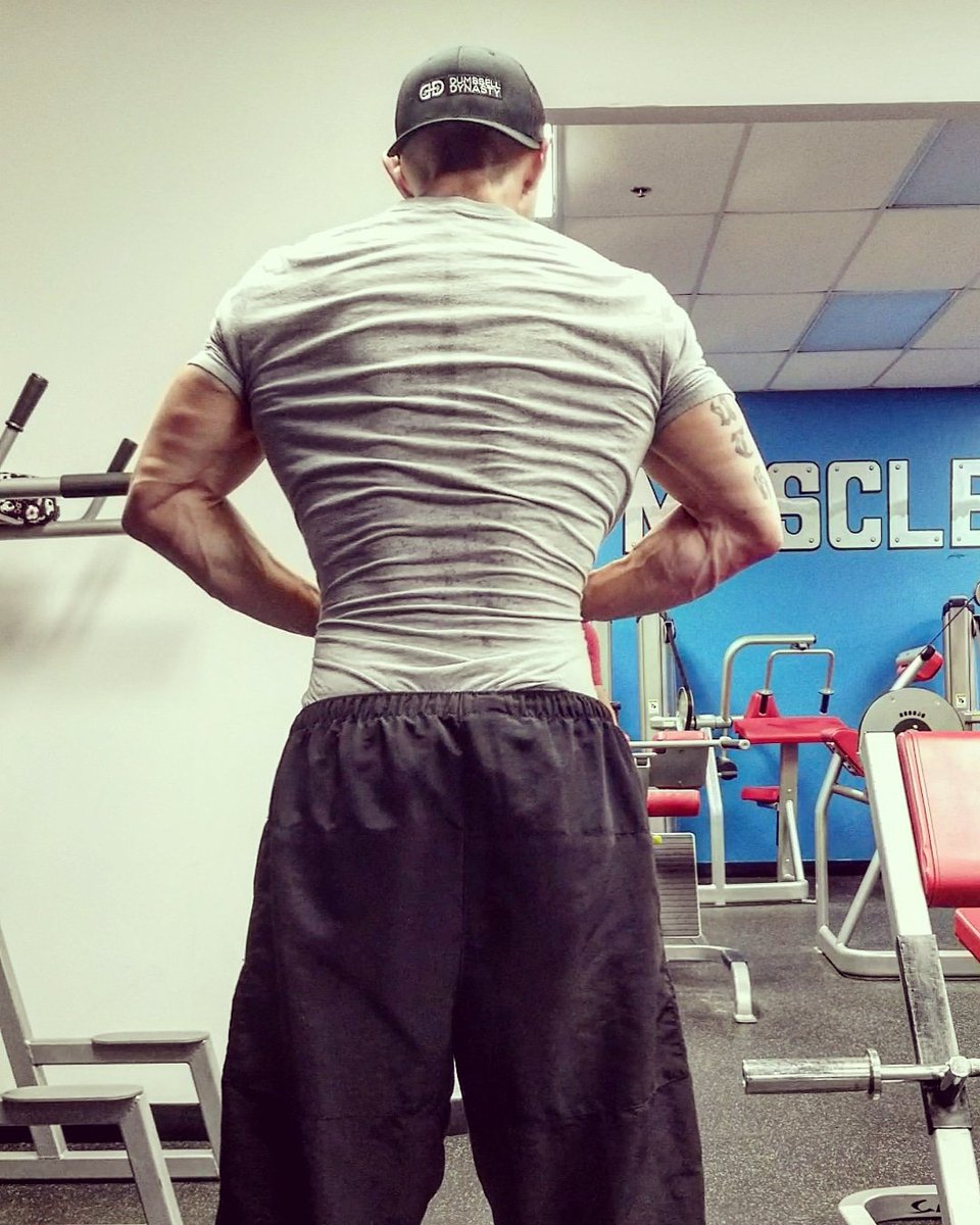 RAWF1tness's tweet photo. Working on getting some width. Thanks to the #anabolicfasting diet, bulking doesn't get sloppy. 

@corygfitness @maxeffortmuscle #powerbuilder #maxeffortmafia #bodybuilding https://t.co/mnDq0atBMI