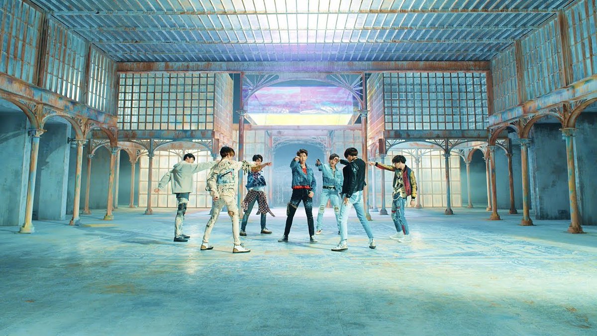 AgustD_Suga_Lov's tweet photo. #iVoteBTSBBMAs 

Когда с друзьями что-то натворили и пытаетесь свалить вину друг на друга: https://t.co/qcbO7ZAaVt