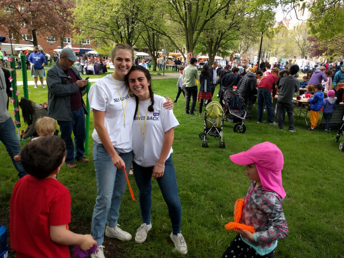 jimhambleton's tweet photo. Former EA2 student @NorthwesternEng caught inspiring young artists in Evanston #nugivesback https://t.co/rApFGvjWne