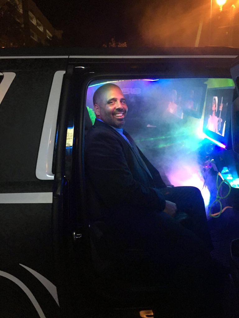 piperprincipal's tweet photo. It Was Fun to See Markley from @ubermevip (The Number One UBER Driver in the World) and His Incredible Ride at The Piper Prom Last Night! #PiperFun https://t.co/v45Qha4TqX