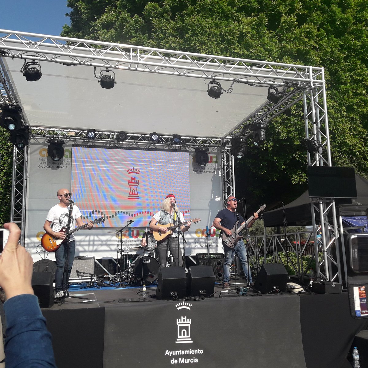 SER_Murcia's tweet photo. Dos escenarios y una oferta para todos los públicos. Así es #ActúaMurcia2018, la fiesta de la música, la cultura y el ocio que se celebra en la Glorieta de Murcia. Y ahora mismo sobre el escenario #Bluelander. El mejor talento murciano en @ActuaMurcia https://t.co/QE5sTcFm5T