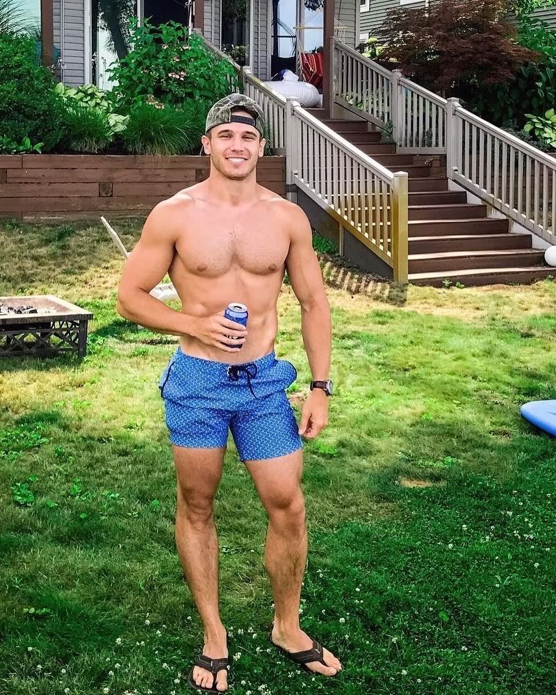 Weekend Be Like SAM CUSHING Tasty Shirtless Photo.