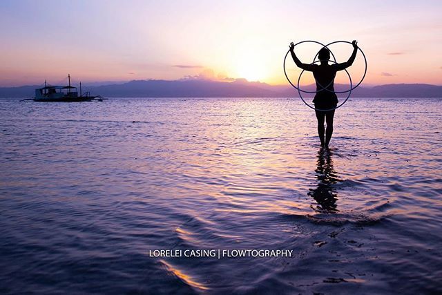 MoodHoops's tweet photo. Nothing like a relaxing beach day with your favorites π@firechill.ph: "Walking on water. Flowtography by @lorelei.casing"
π Find your flow at https://t.co/tBJr1OuqkL π
#mhSponsoredArtist #Hoop #Dance #HoopDance #HulaHoop #Sunset #Beach #Cebu #Moalbal #Flowtography https://t.co/G6lMzJJcpt