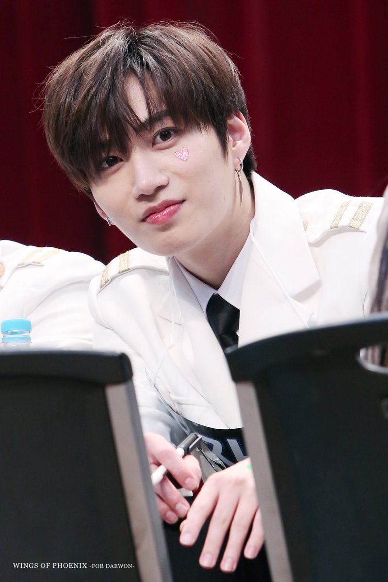 wop_317's tweet photo. 180429 CTS아트센터 팬사인회

#유앤비 #UNB #대원 #DAEWON https://t.co/4nEuVxXHlr