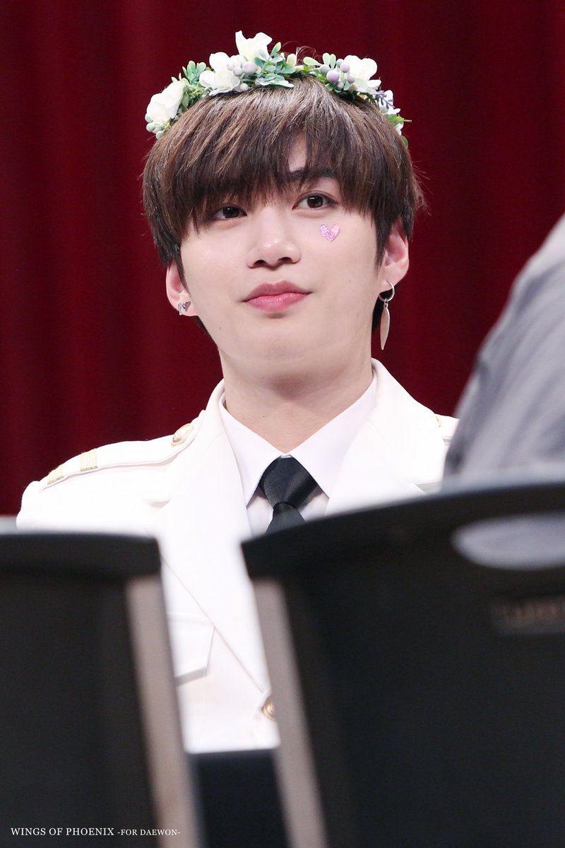 wop_317's tweet photo. 180429 CTS아트센터 팬사인회

#유앤비 #UNB #대원 #DAEWON https://t.co/4nEuVxXHlr