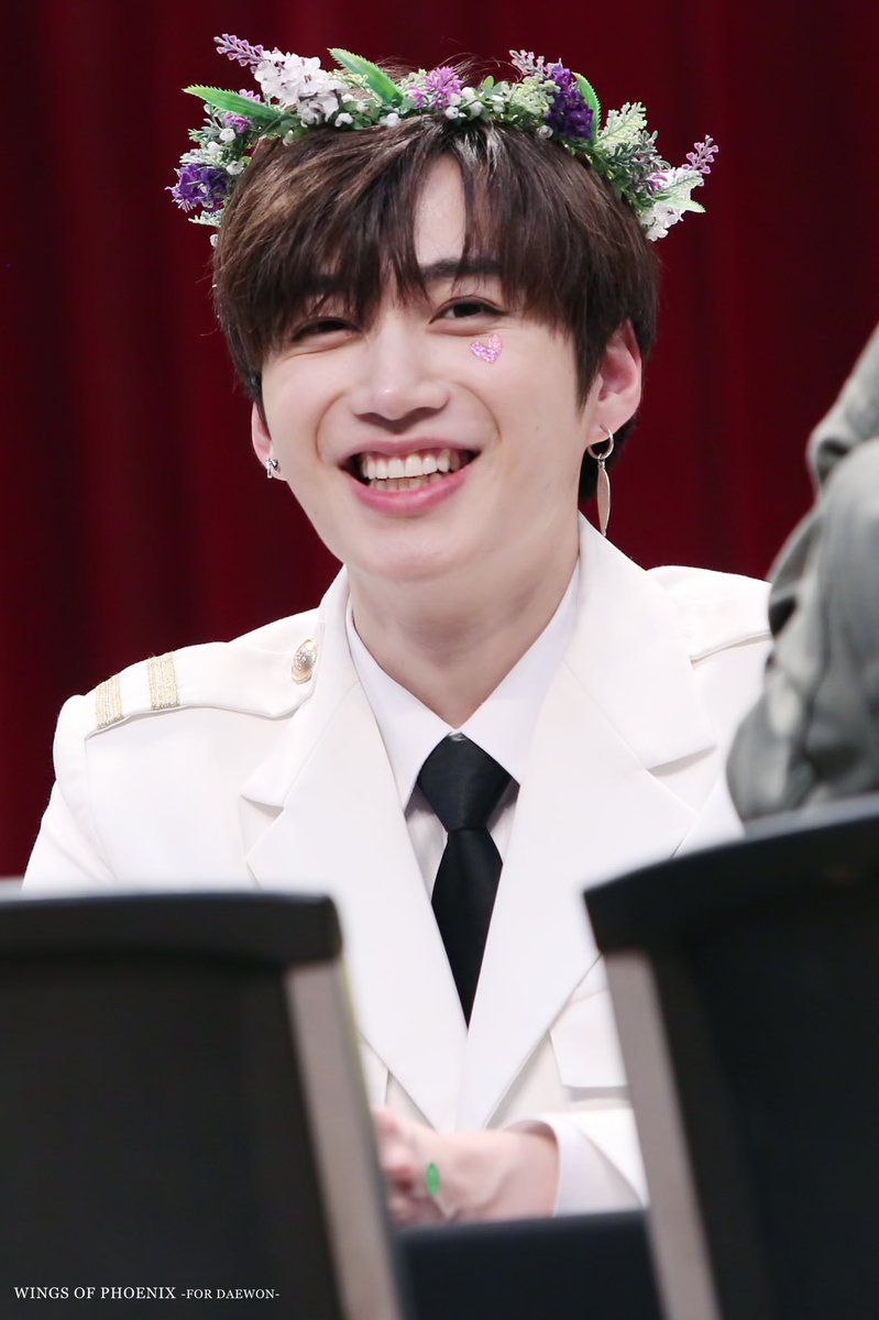 wop_317's tweet photo. 180429 CTS아트센터 팬사인회

#유앤비 #UNB #대원 #DAEWON https://t.co/4nEuVxXHlr