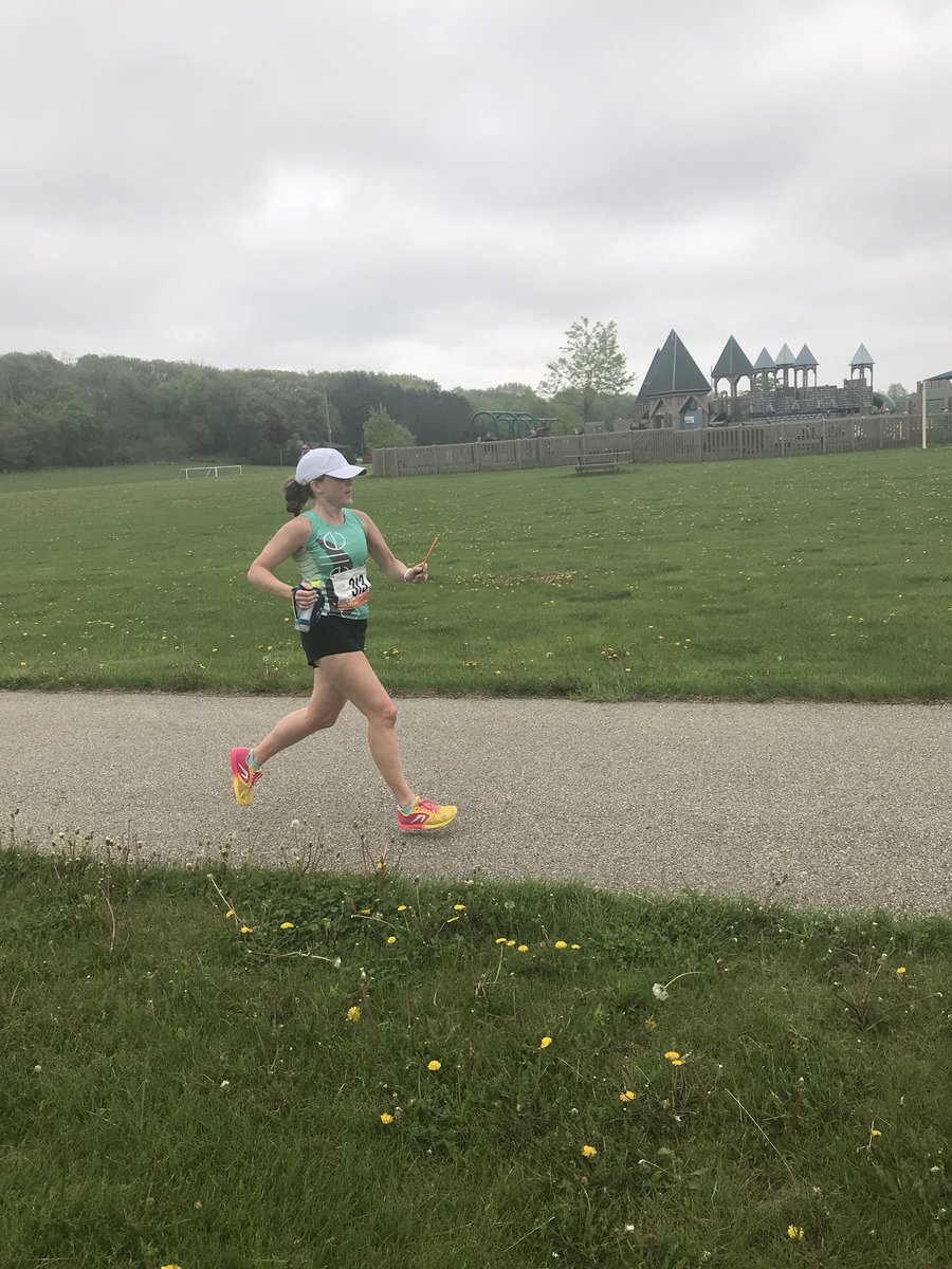 oiselle_podium's tweet photo. @JennaMutz crushing her long leg passing it off to @lizamiller27 #van2 #oisellepodiumproject #Birdmachinechi https://t.co/n6kpvHYTN5