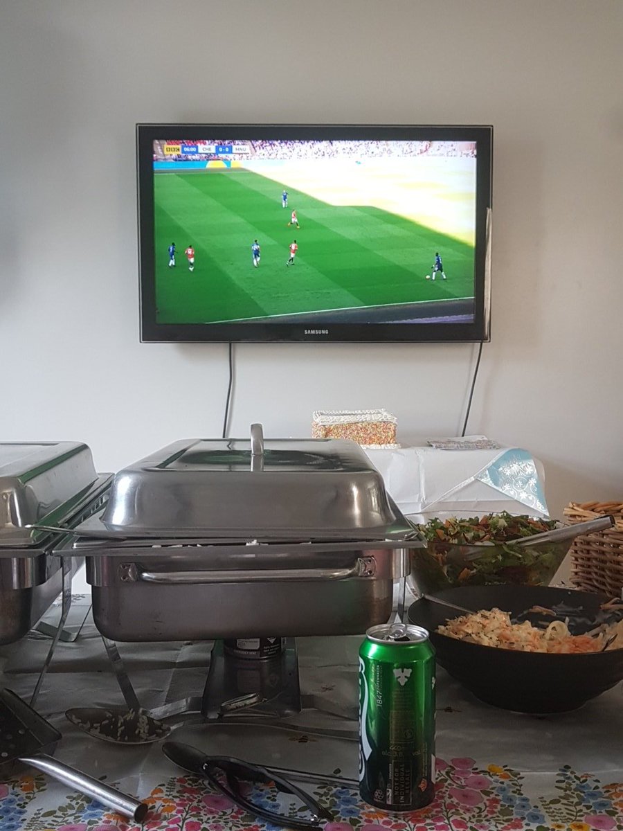 AidanMurs's tweet photo. Everything you need within 6ft reach #MANvCHE https://t.co/0jSfn4rRe0