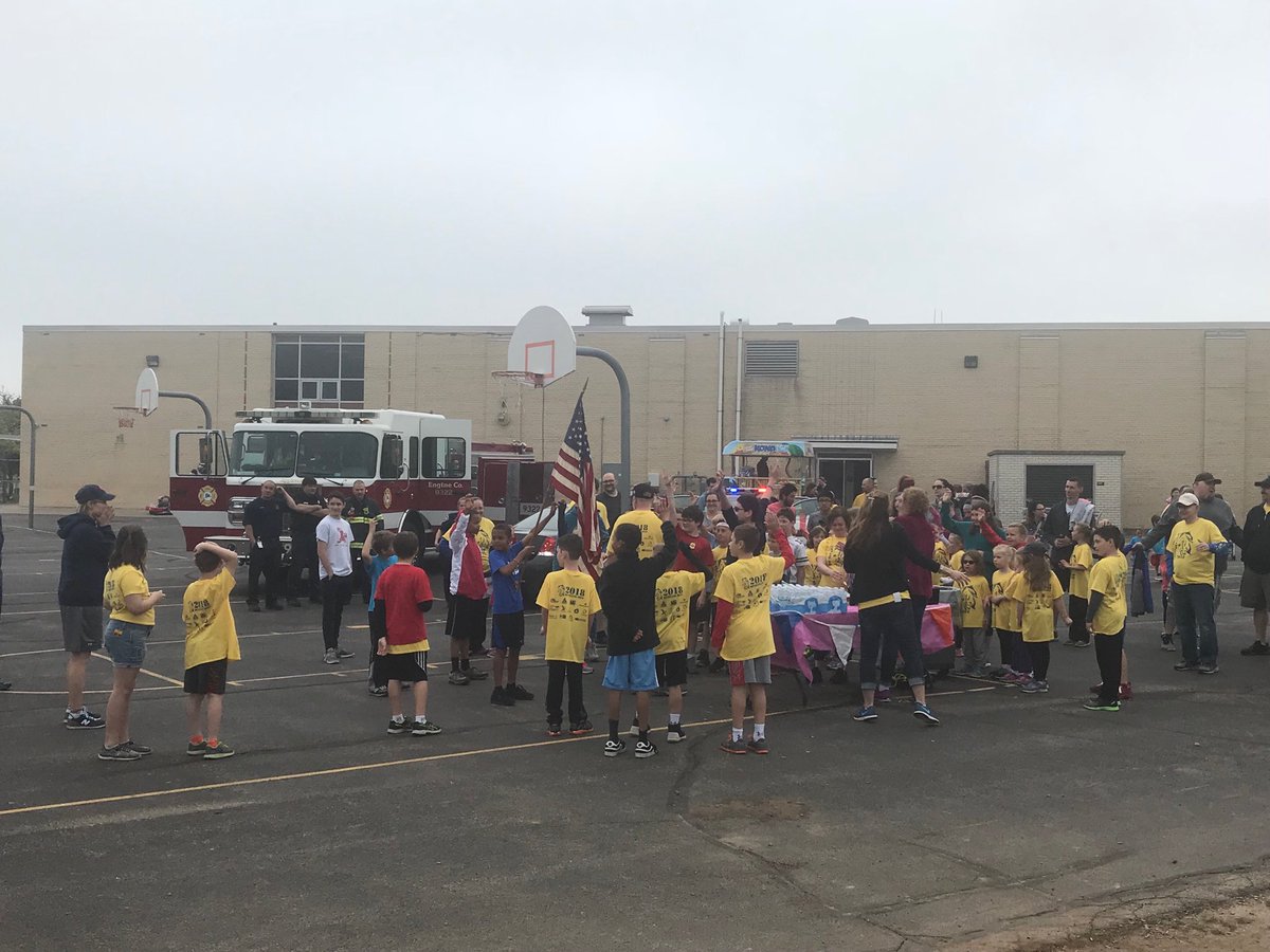 Johnston Mustang Mile 2018!  Thank you Johnston Parent leaders, Cole’s Cancer Crusade, APD, AFD, Appleton East Robotics, Engage Orthodontics, YOLO Photo Booth, and all our volunteers!!