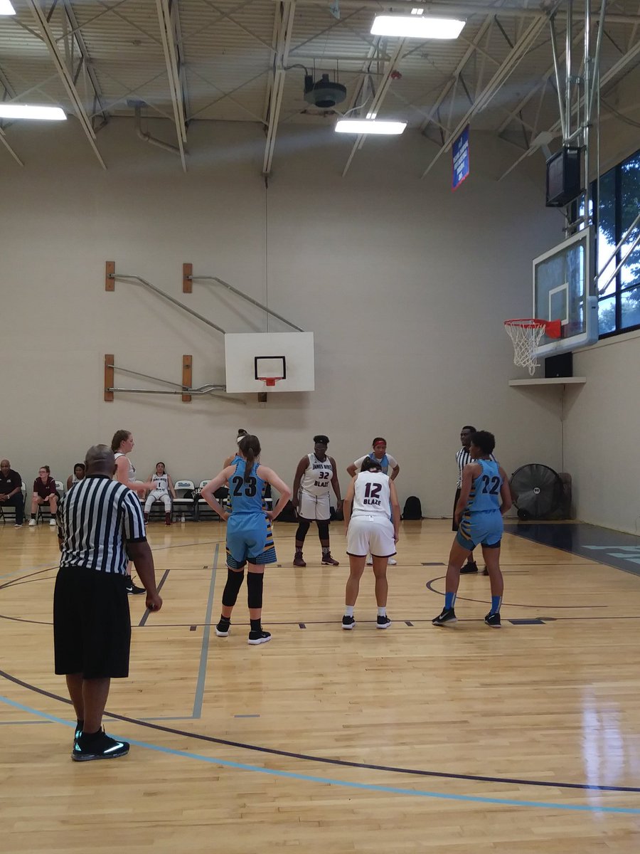 JRBlazeAAU's tweet photo. @JRBlazeAAU 11th grade girls vs Carolina Elite @WSSTEALERS showcase #GoBlazeGo🔥 https://t.co/d9SDTrauyS