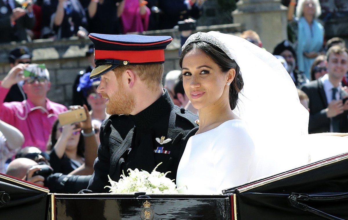 paurubiof's tweet photo. Cuando pasas con tu esposo delante de todas sus ex's 
Descripción gráfica #RoyalWedding #HarryandMeghan https://t.co/HBagvjKnlS