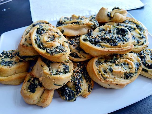 DELADUSDE's tweet photo. Spanakopita Rolls my Version of a Traditional Greek Dish.... #foodporn #diy #foodphotography #bakery #instagay #greek #feta #spinach #spinat #yummy #delicious #selfmade #eatfresh #food #bonappetit #dinner #abendessen #gutenappetit #gay #soulfood #doityou… https://t.co/gqCMqJyed1 https://t.co/KjCcEuulWF