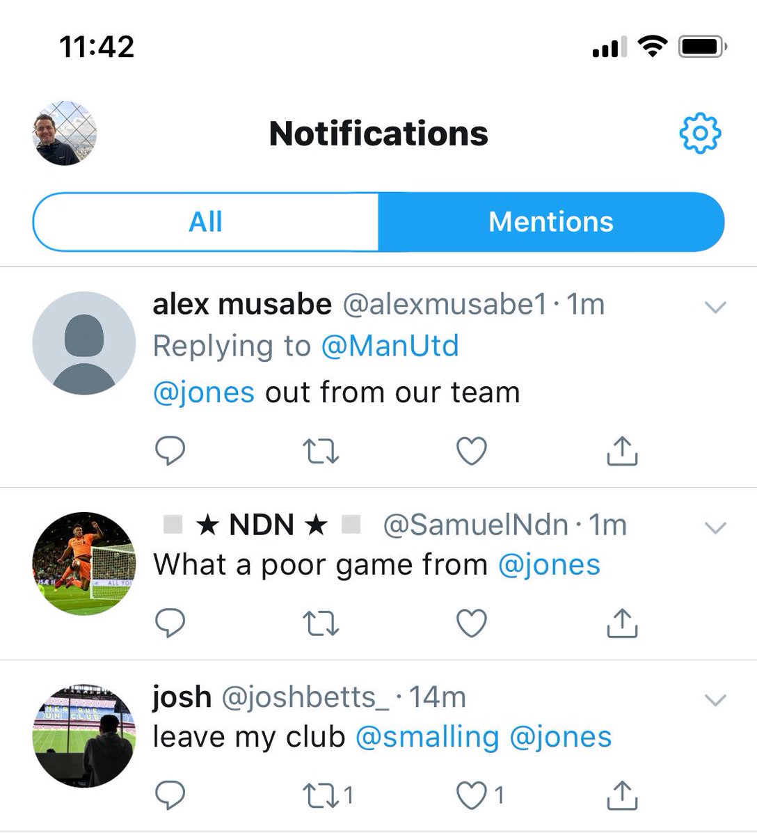Jones's tweet photo. Ah yes, nothing like the tradition of Man Utd fans tagging me in place of their favorite whipping boy, Phil Jones, during a big game https://t.co/H6mVsrr9Qv