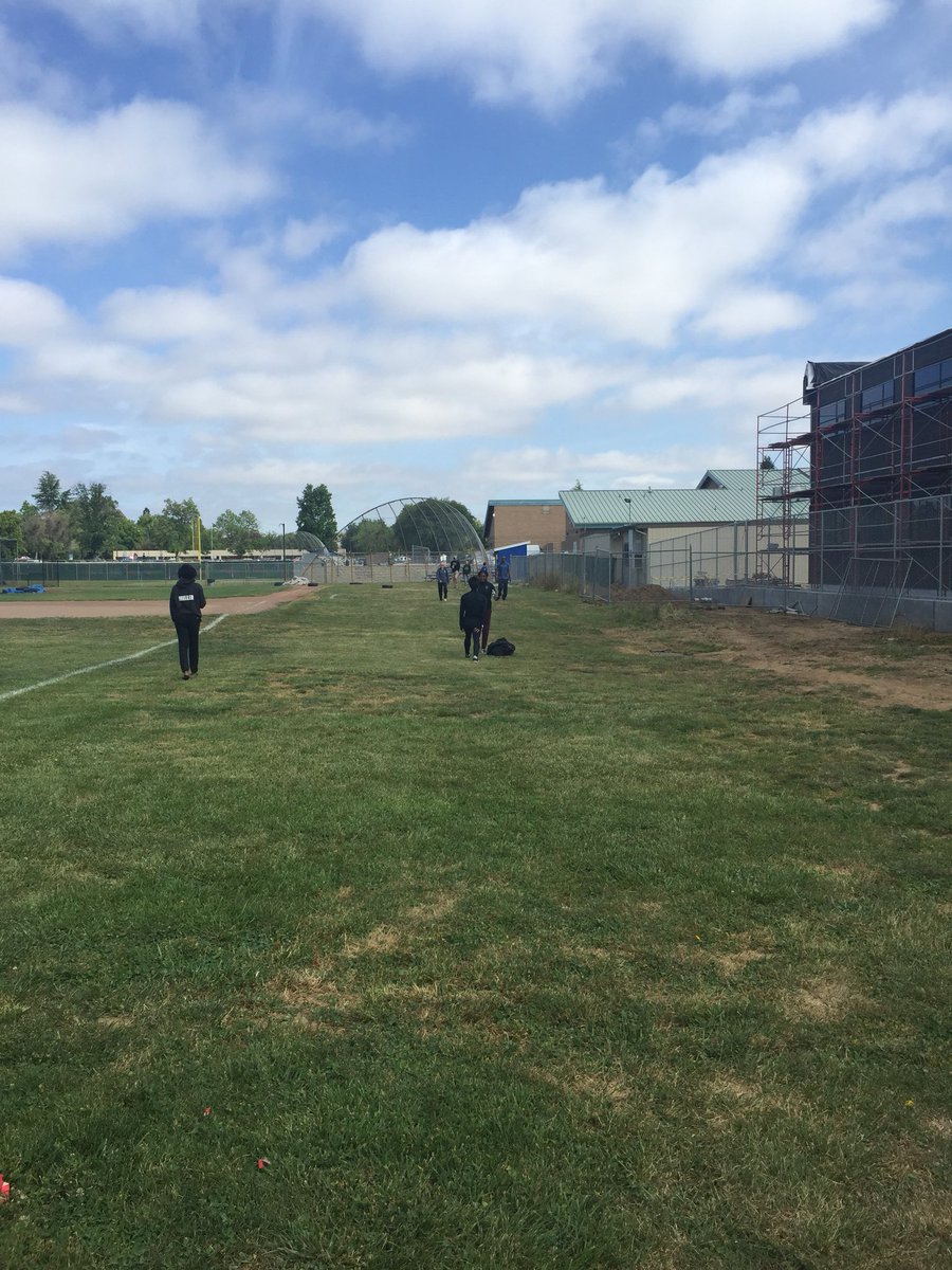 PapaProvost's tweet photo. Warm ups ha e begun@ccstrack https://t.co/fUEASAwf1p