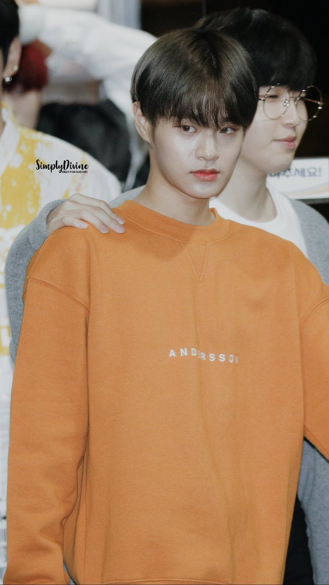 SimplyDivine129's tweet photo. 180519 밀리언 스타  👀🌌 #이대휘 #대휘 #LEEDAEHWI https://t.co/tY2Ee6D1RU