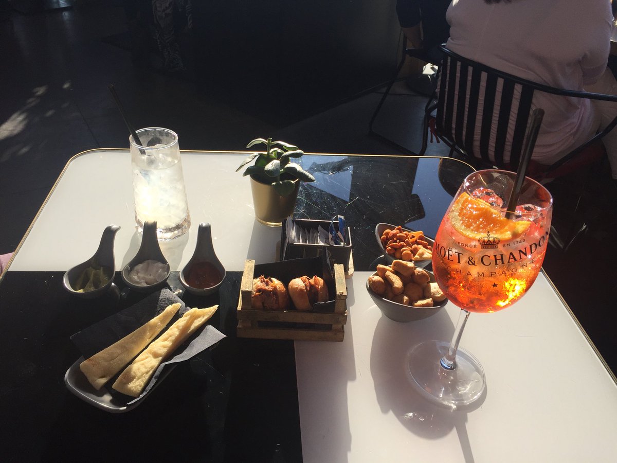 DrMichelleBloor's tweet photo. What a lovely end to my #SETACRome trip. We only ordered cocktails &amp; look what arrived #tablepicnic @SETAC_world @SETAC_BRANCH_UK https://t.co/9fc0wF5g5h