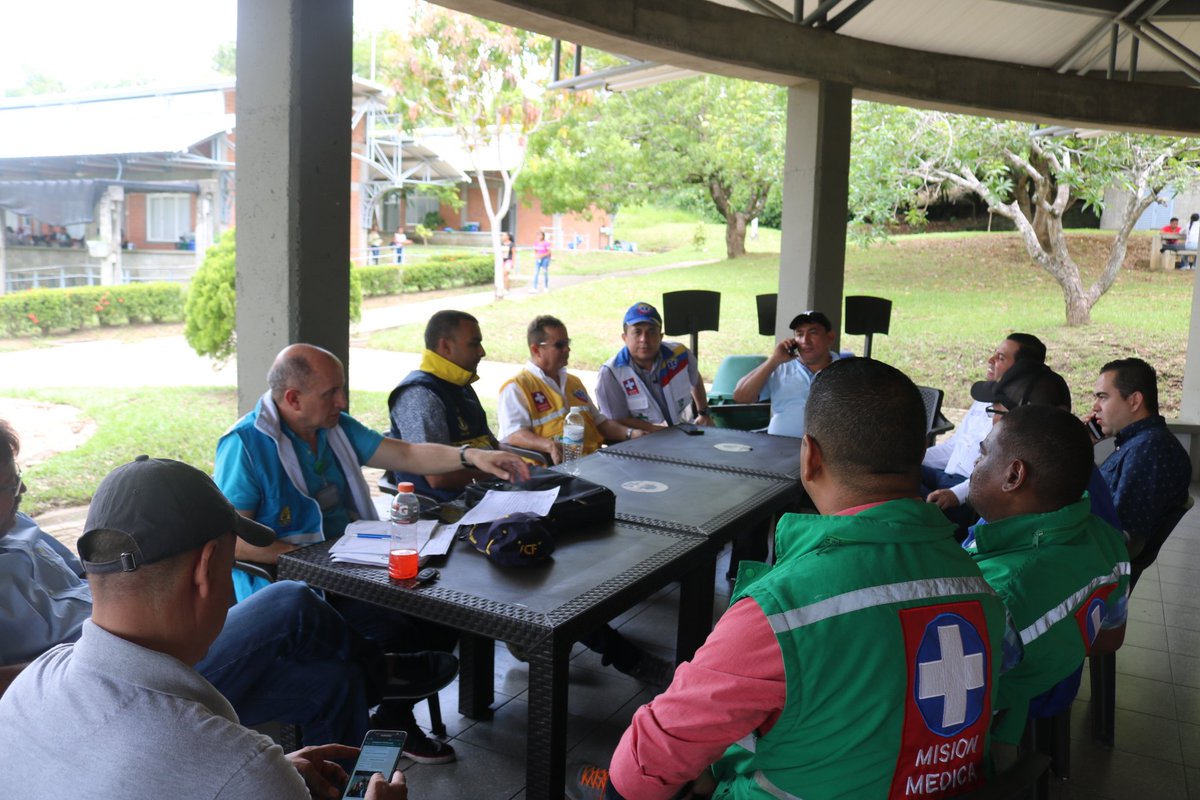 SaludAntioquia's tweet photo. #AEstaHora l Reunión con @Alc_Caucasia y Técnicos del Área de la Salud del municipio, con el fin de definir el lugar donde será ubicado el Hospital de Campaña ante una posible emergencia #HidroituangoEsColombia #PiensaEnGrande https://t.co/Jxf8pWDwiw
