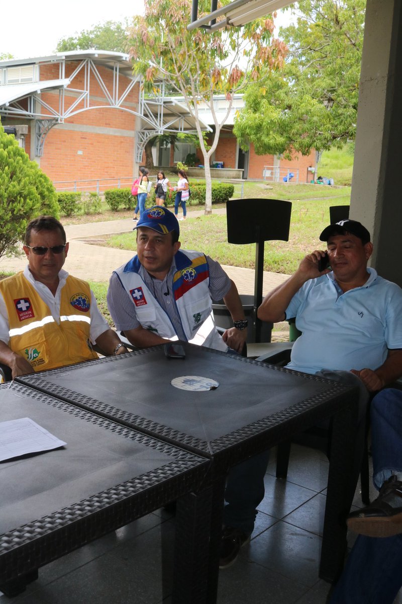 SaludAntioquia's tweet photo. #AEstaHora l Reunión con @Alc_Caucasia y Técnicos del Área de la Salud del municipio, con el fin de definir el lugar donde será ubicado el Hospital de Campaña ante una posible emergencia #HidroituangoEsColombia #PiensaEnGrande https://t.co/Jxf8pWDwiw