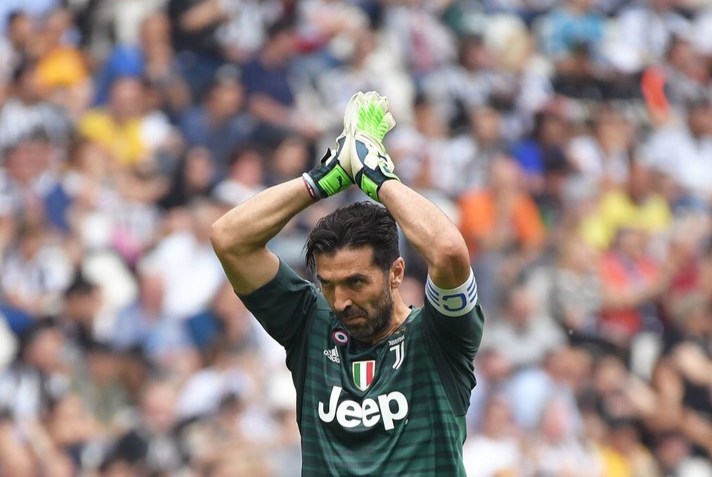 FutWorld_Mx's tweet photo. El adiós de un Grande, después de haber defendido por 17 años la camiseta de la Juventus  @gianluigibuffon 

🏆 9 Scudettos
🏆 4 Copas
🏆 5 Supercopas
🏆 1 Mundial con Italia

#G1G1 #Buffon #UN1CO #Legend #Juventus https://t.co/ogldrW9ueP