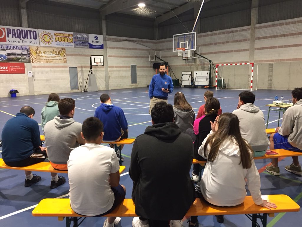FGB_Baloncesto's tweet photo. #adestradorgalego.

Desenvólvese este fin de semana en Boiro un novo curso de iniciación para adestradores, nivel 0. Quince alumnos reciben a parte presencial con profesores como @Cesimol_, @yagocasal, @dpombar, @victorfdezfdez, @JacoboRial, César Fernández e Jesus Souto. https://t.co/NGDxAWAvmV