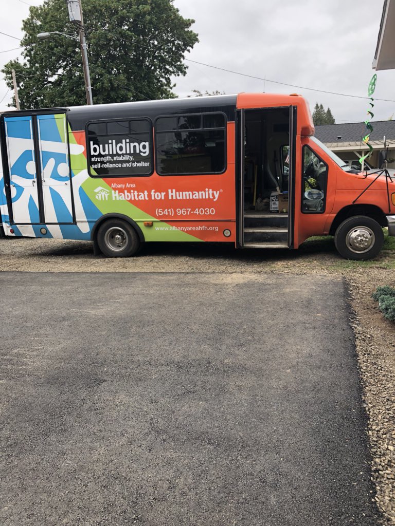 RMgingervibes's tweet photo. What an amazing morning! Being able to watch the moment a family gets the keys to their new home! Albany Area Habitat for Humanity dedication ❤️ https://t.co/ufjrZoZemj