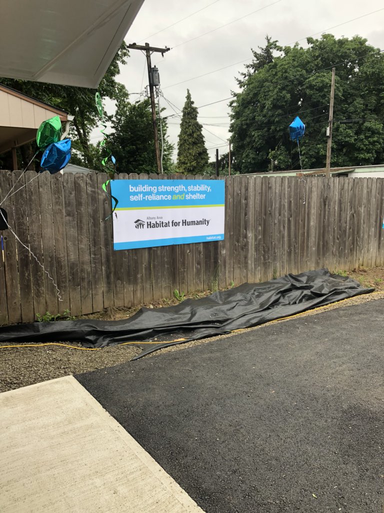 RMgingervibes's tweet photo. What an amazing morning! Being able to watch the moment a family gets the keys to their new home! Albany Area Habitat for Humanity dedication ❤️ https://t.co/ufjrZoZemj