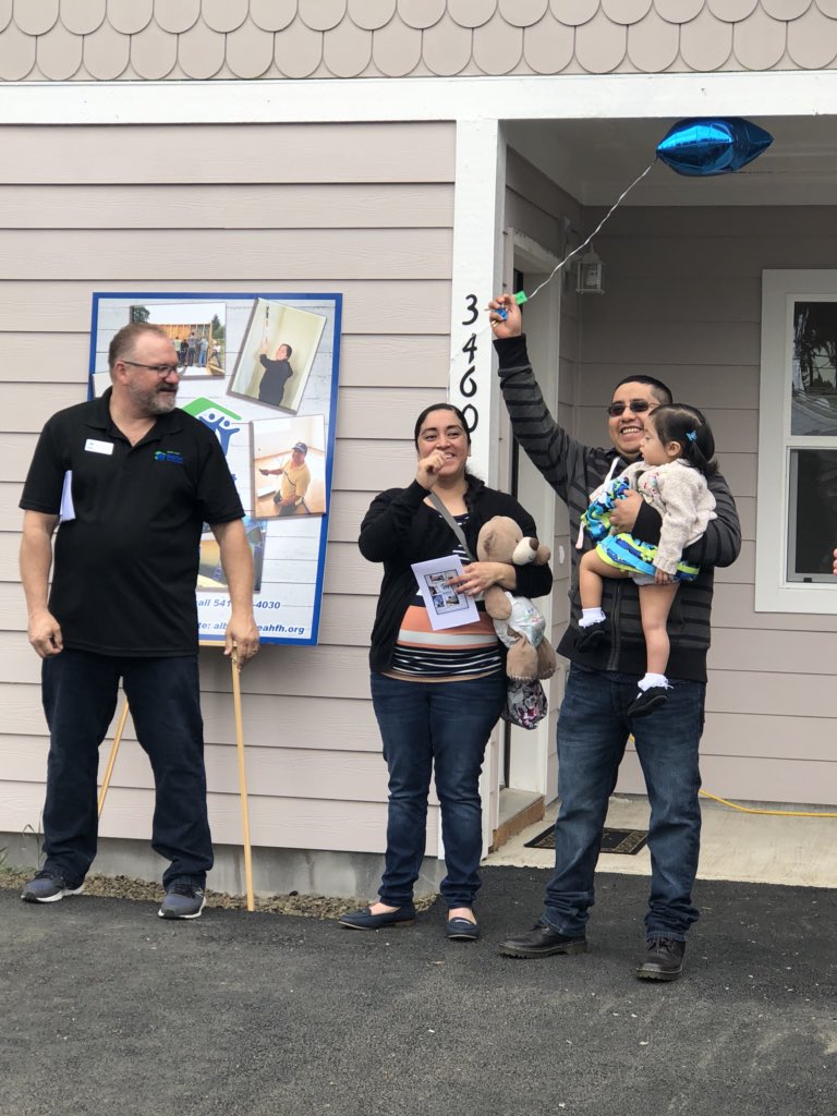 RMgingervibes's tweet photo. What an amazing morning! Being able to watch the moment a family gets the keys to their new home! Albany Area Habitat for Humanity dedication ❤️ https://t.co/ufjrZoZemj