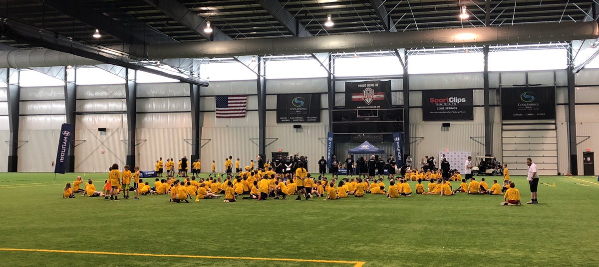 billyb18's tweet photo. Jesse James and Ryan Shazier pro camp for Kaden and Mason thx @Hyundai #becausefootball https://t.co/SBadNLwJOh