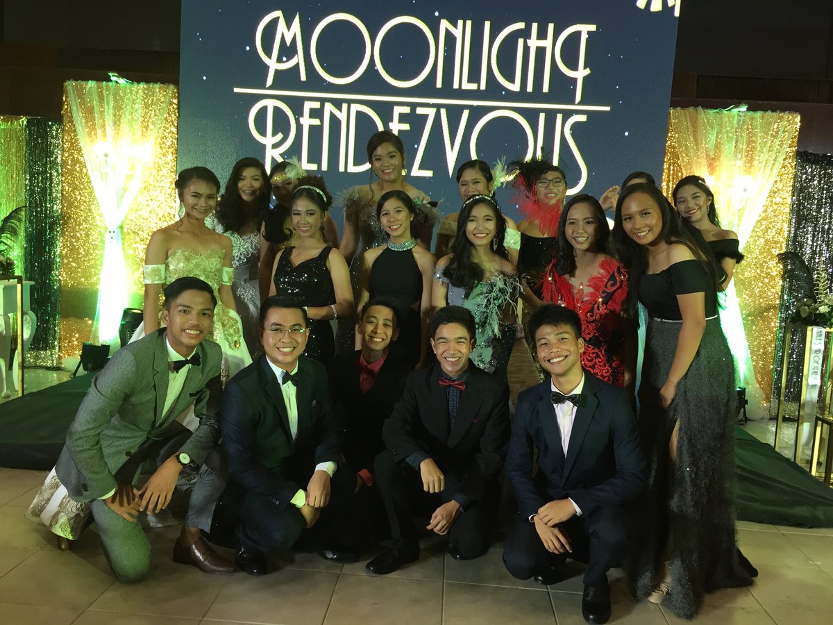 uprhssdc's tweet photo. SDC seniors at the #MoonlightRendezvous #ThanksgivingBall #uprhsgrade10 https://t.co/1FHfOqXtwp