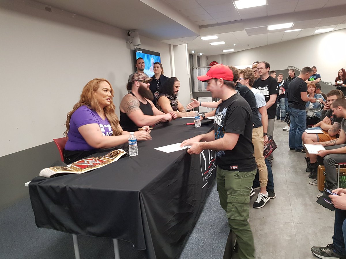 sylvainguern's tweet photo. Signatures time ! @JPCatch @WWEenFrance @OfficielCAQ @AxellentGarcon @98enigma #WWEParis #packVIPWWE https://t.co/KQgxPOz0Kw