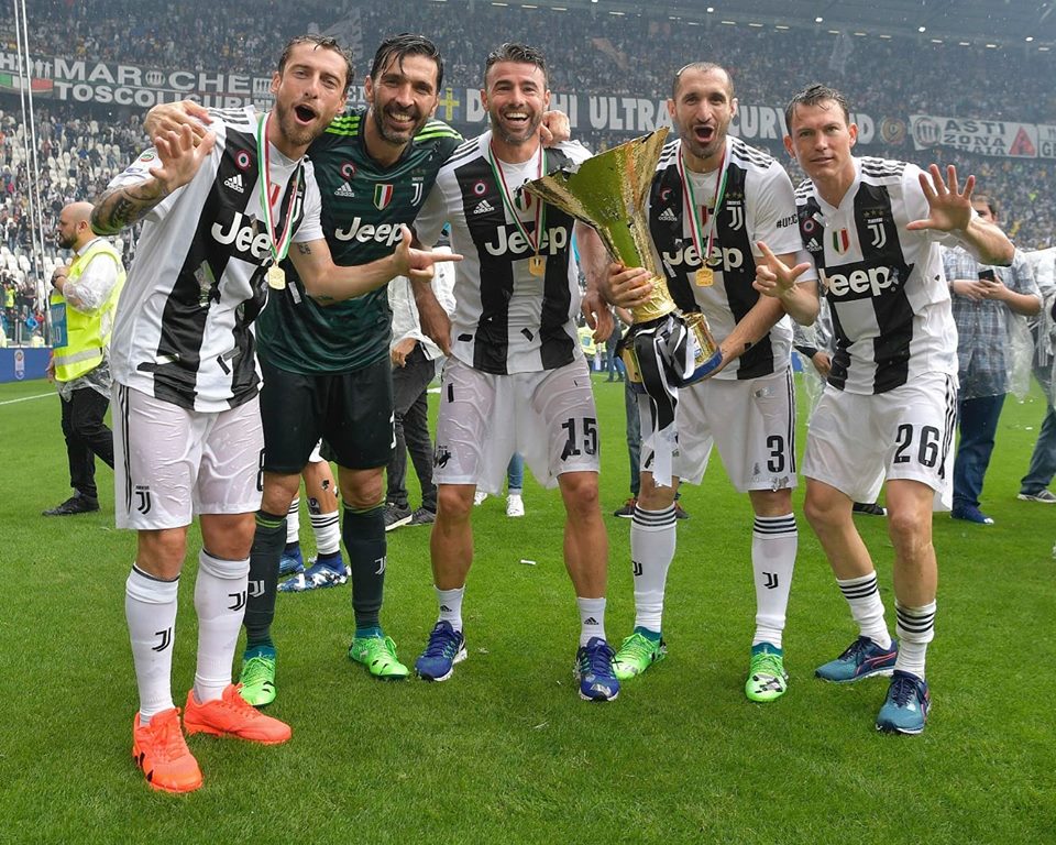 juvepeterff's tweet photo. Gli uomini dei 7 scudetti consecutivi. ❤️
#MU7I #SUCA7E https://t.co/ESEXw0Qtei
