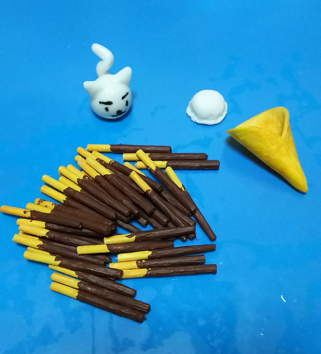 basetappy's tweet photo. パンケーキ🥞は何故か良く作ります(笑)
ポッキーを大量生産😅
以前失敗したクレープリベンジです😌
#フェイクスイーツ 
#フェイクフード
#ポッキー
#パンケーキ https://t.co/nSRg1pMEeQ