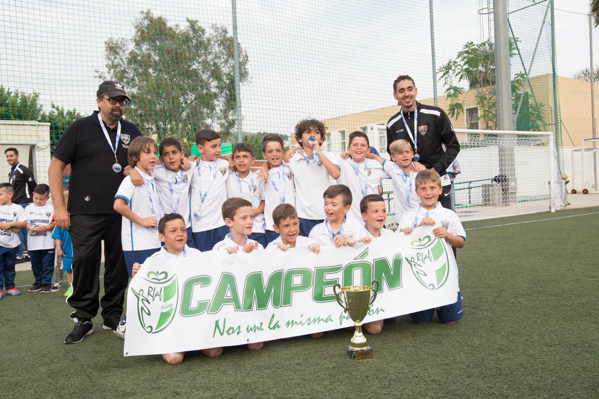 cdpuertoMLG's tweet image. #CanteraPortuista | Entrega de los trofeos nuestros campeones de Liga Puerto Malagueño @cdpuertoMLG en categoría Prebenjamin y en categoría Cadete, por parte de Federación Malagueña de Fútbol RFAF Málaga en el Julián Torralba. Si te gusta, comparte bit.ly/2GxrSVi
