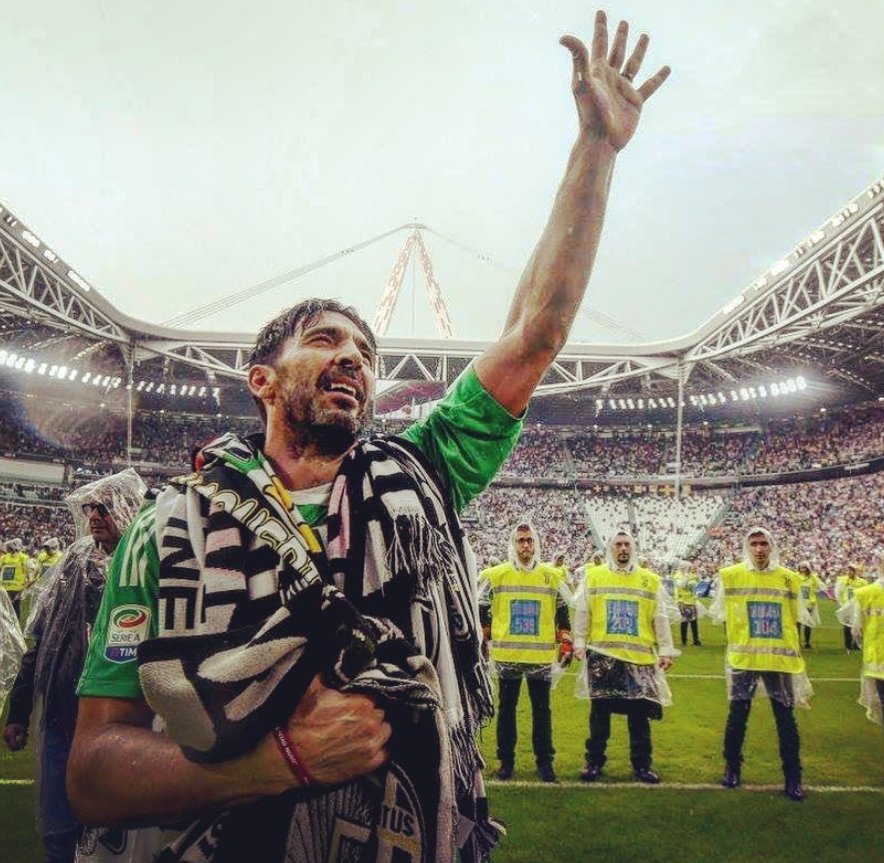 InvictosSomos's tweet photo. El sufrimiento de tener que alejarte de lo que más amas. Hoy Gianluigi Buffon dejó a su Vecchia Signora. QUÉ MOMENTO. https://t.co/FCtUkAHSZT