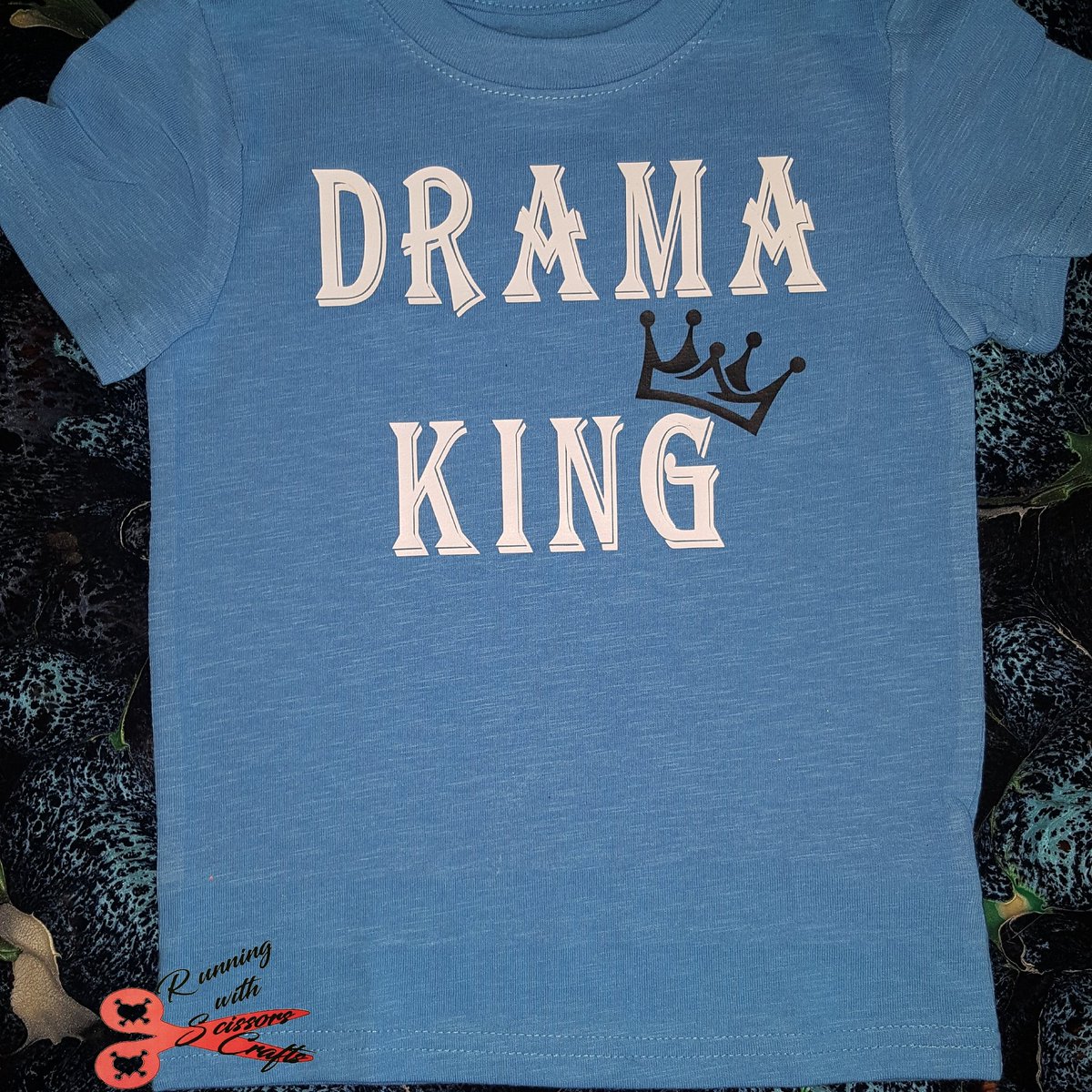 Drama King in blue 😍
#kidsclothes #toddlers #toddlershirt #customshirts #runningwithscissorscrafts #mylilman #ilovemyson #dramaking #boysaredramatictoo #personalizedshirt #giftsforhim #babyshowergifts #birthdaygifts #boymom