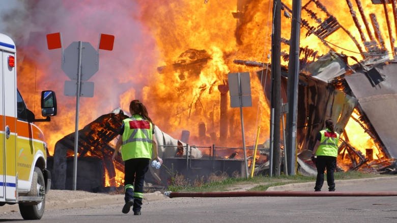 Manitowan's tweet photo. Reports from #cbc in #brandon identify that crews battling the downtown fires seemingly have it under control. Temps 22Cel Wind now 22 km n in Brandon. Hot spots to be tackled. #redcross is helping displaced folks. Business's destroyed. Cause of fire unknown. #bdnmb https://t.co/4H11ss3Gvx
