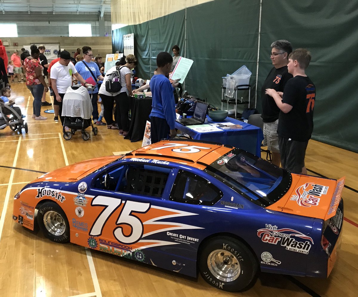 michaelmucha75's tweet photo. Bolingbrook STEM Family Night at the BRAC. @bpdparkie #makingstemfun #Bolingbrook #STEM #Racing https://t.co/znw3j84p0R
