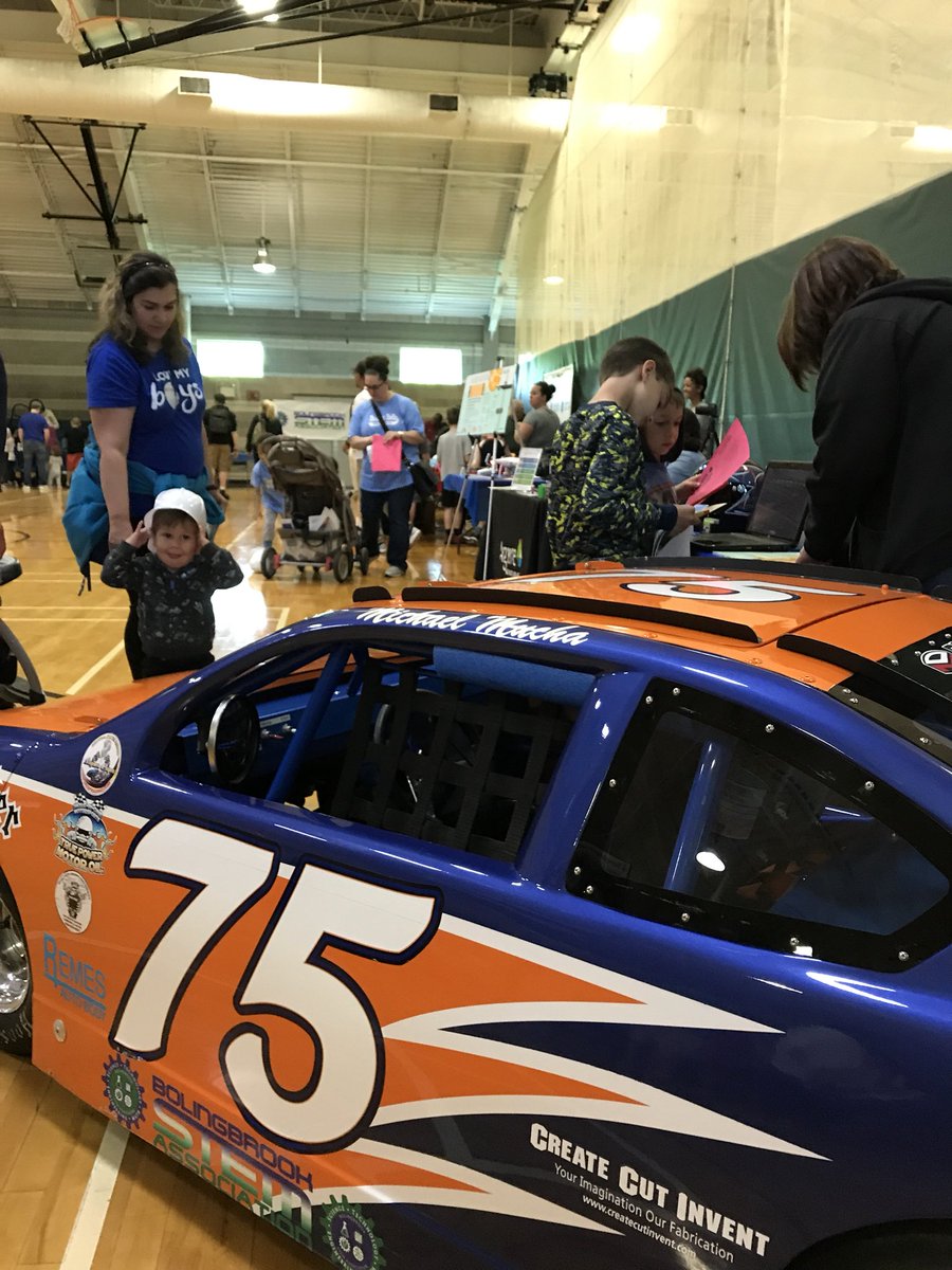 michaelmucha75's tweet photo. Bolingbrook STEM Family Night at the BRAC. @bpdparkie #makingstemfun #Bolingbrook #STEM #Racing https://t.co/znw3j84p0R