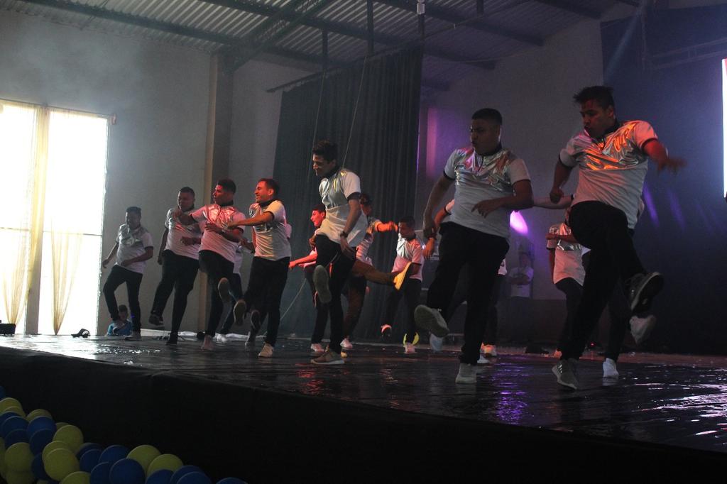 UEenElSalvador's tweet photo. #DangerDance inyectando adrenalina en cada movimiento ¡No te lo puedes perder! #EuropaConVos #SantaAna #ConcursoDeBaile https://t.co/yn6ofPejMN