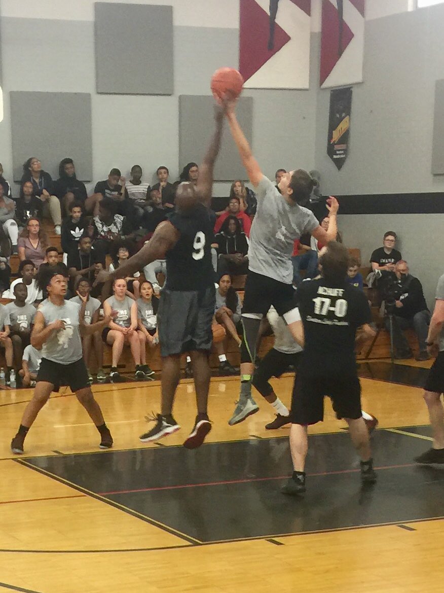 SwataraMSinfo's tweet photo. Fun annual event at SMS, 8th Grade vs Faculty! Thank you to the SMS staff, Swatara alumni, and Swatara Twp PD for making this another great day for our kids! #swataraproud https://t.co/vPFm64kMPk