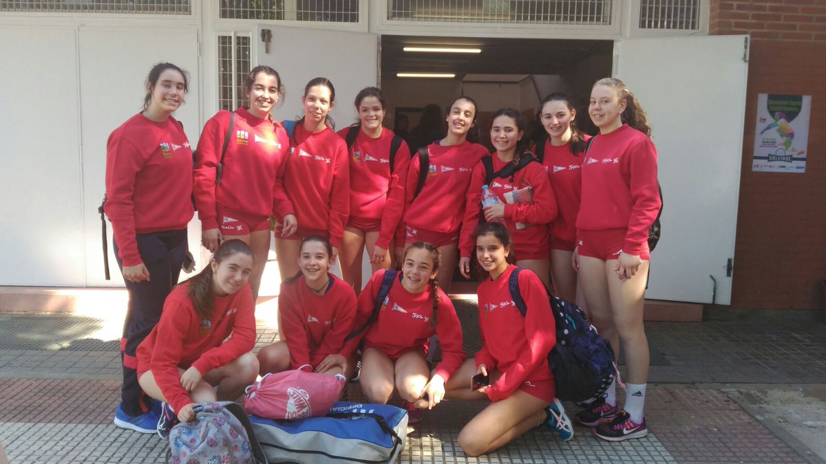 VoleibolRGCC's tweet photo. Decimocuarto puesto #InfARGCC en el campeonato de España infantil femenino que se está celebrando en Torrejón, esta tarde perdimos 3-0 ante VP Madrid en el último partido. BUEN CAMPEONATO ENANAS #RGCC #VamosBanda https://t.co/zXHhqCEPXF
