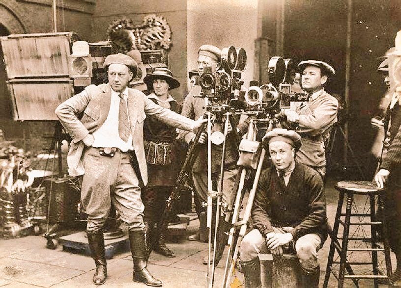 PoorCorgiActor's tweet image. Ohhh goodness... just did a script reading for our new commercial! We Film Thursday! This is gonna be great for dogs, n really great for Corgis! More acting in this than projects we’ve done before! Full team of trainers #tooFun #corgis #family #topSecret #K9Actors #MeetOliver