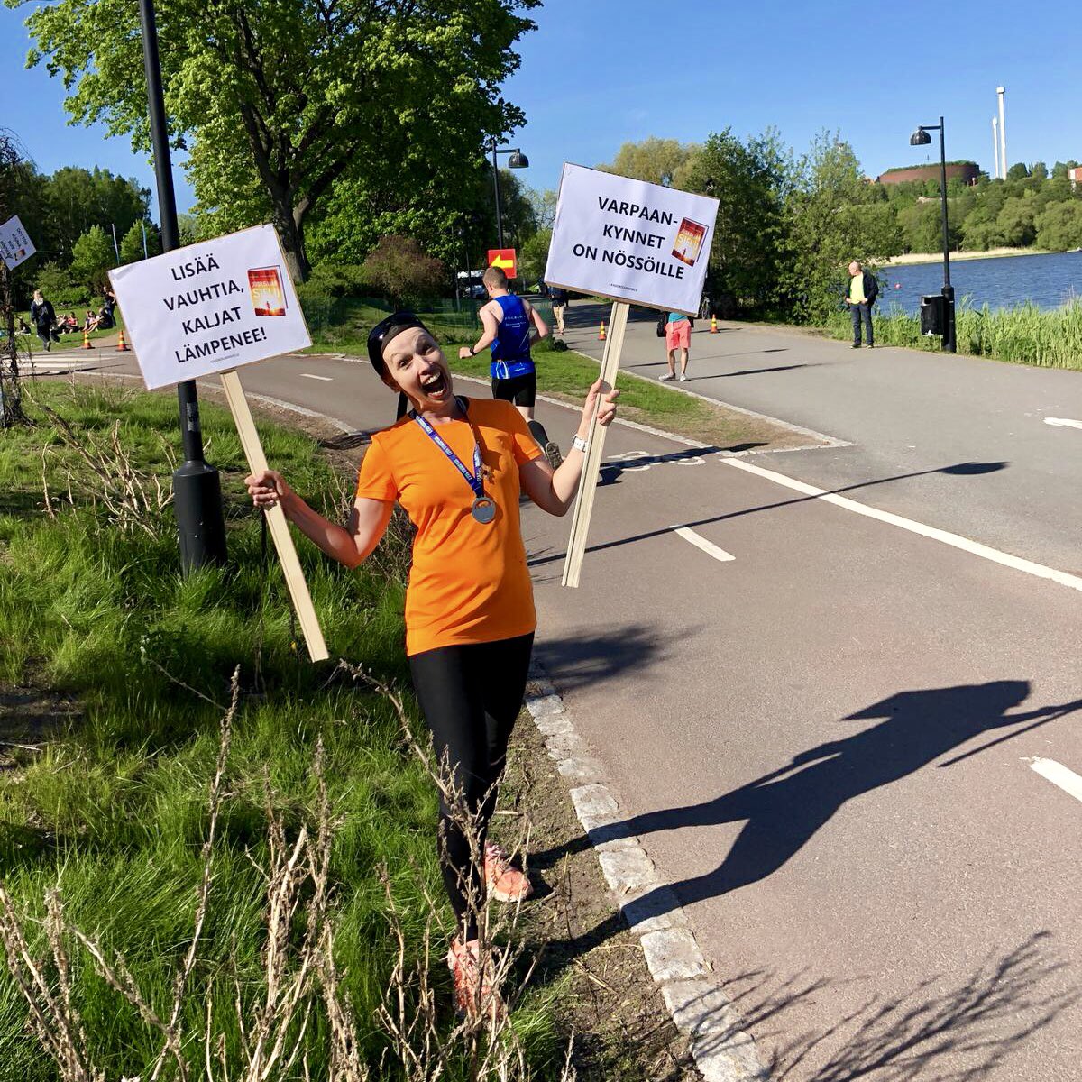 tarjavirolainen's tweet photo. Kun juoksee @helsinkicityrun alta pois niin ehtii kannustamaan @HelsinkiMaraton juoksijoita #juoksijansielu @BazarKustannus #kannustus #maraton #puolimaraton #sportyfeelsquad #HCR2018 #HCRD2018 https://t.co/gOOH65SqjU