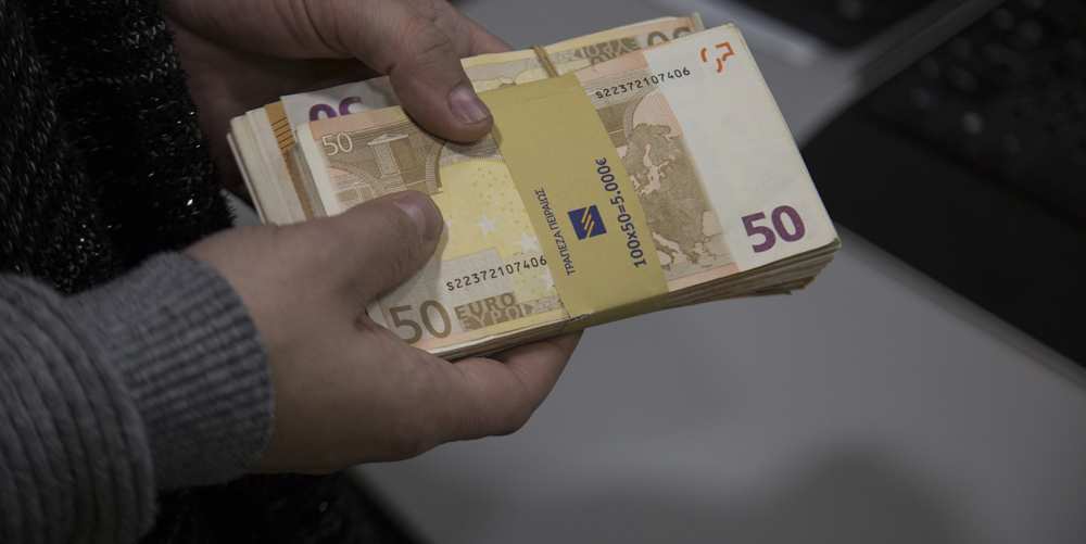 Western Union, le business des réfugiés >> trib.al/5mg24zS