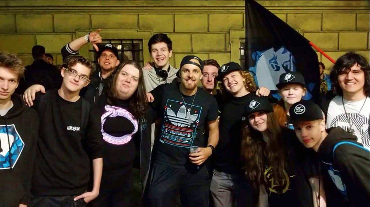 LiliRockshot's tweet photo. Deeho koncert v Brně 🔝 se skvělýma lidma 👌
#deethane #deetlupa #koncert #unblbl #friends #fun #night #happy #best #Uroboros #zg https://t.co/hPDd6rtBJO