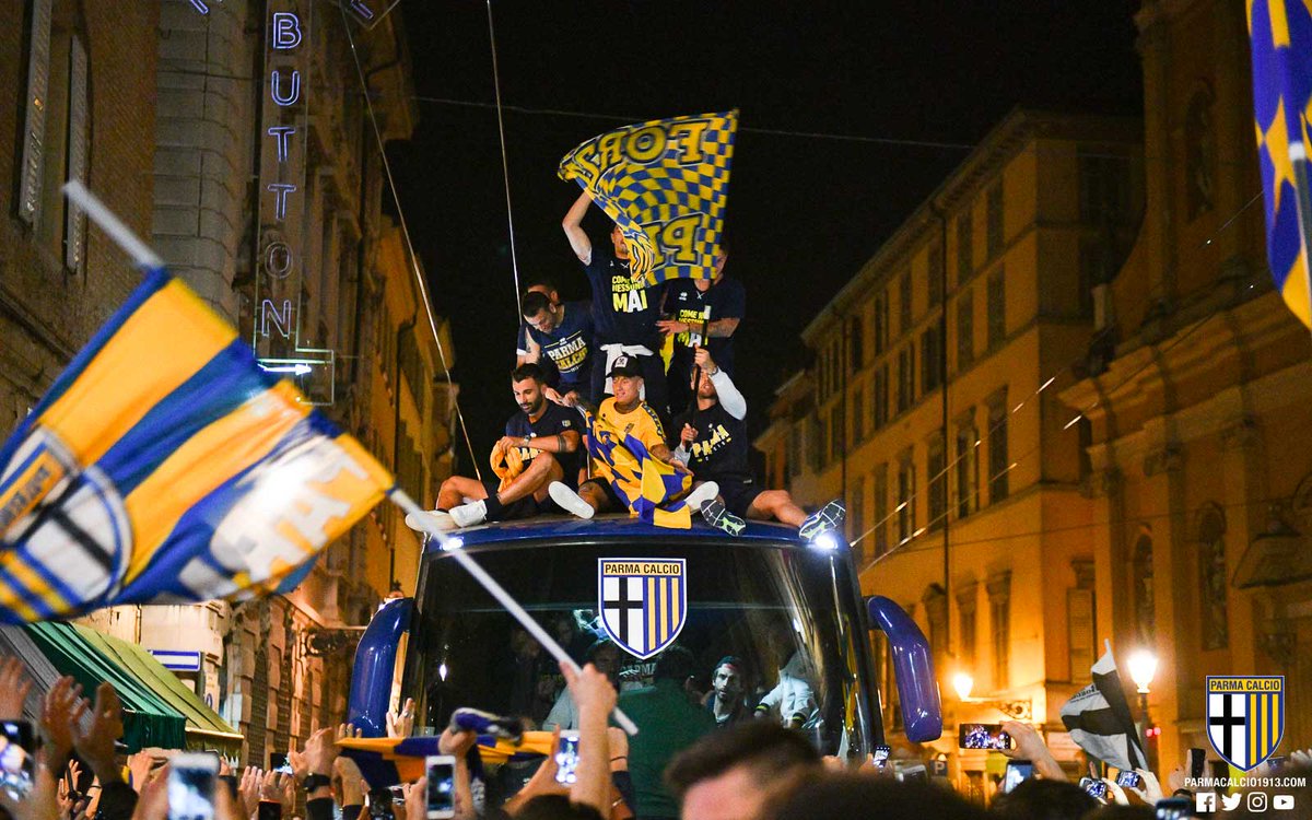 PARMAgiani's tweet photo. Serasa Dapet Piala Champions Ya di Piazza Garibaldi pusat kota Parma...

#ComenoinessunomAi 
#ForzaParma https://t.co/4Cb81zRkq1