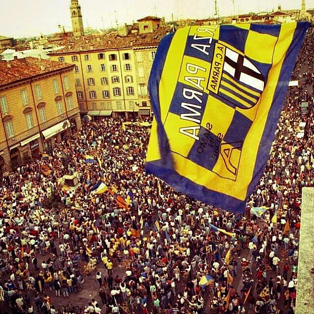 PARMAgiani's tweet photo. Serasa Dapet Piala Champions Ya di Piazza Garibaldi pusat kota Parma...

#ComenoinessunomAi 
#ForzaParma https://t.co/4Cb81zRkq1