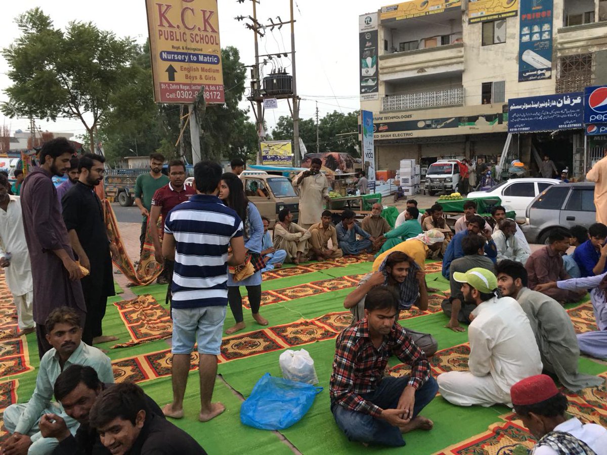 UsmanSiddiquiZz's tweet photo. AlhamdoLellah, Our First Iftaar Dasterkhuan Drive at Safoora Chorangi.
.
#TeamRisingYouth 
#RYForce 
#Ramazan https://t.co/tYwFVGlg6Z