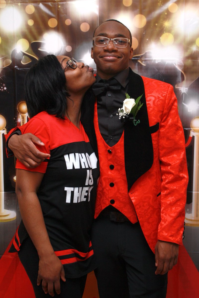 leebuttt's tweet image. #prom2k18 
Sn: #thatsmyfamily ♥️
Congrats to my baby cousin. So proud of you! HAPPY PROM SEASON 📸

Book with me💁🏼‍♀️ #2down